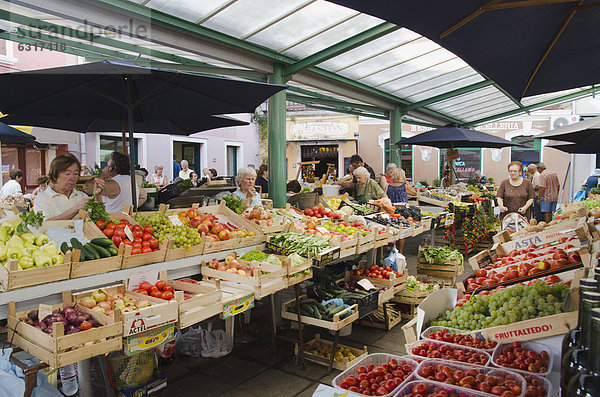 Obst- und Gemüsemarkt von Rovinj  Istrien  Kroatien  Europa