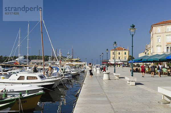Hafenpromenade und Boote  Rovinj  Istrien  Kroatien  Europa