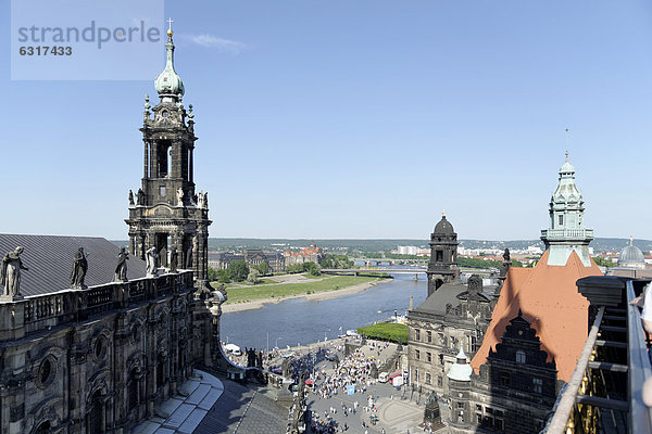 Blick auf Schlossplatz - Kathedrale St. Trinitatis - Elbe  aufgenommen vom Hausmannsturm  Dresden  Elbflorenz  Sachsen  Deutschland  Europa