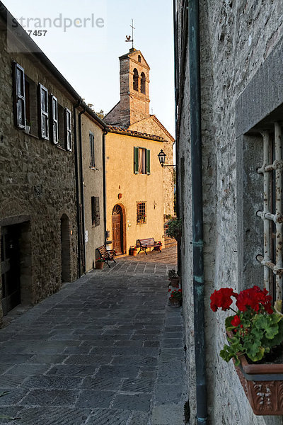Gasse mit der Kirche von Montegemoli  Toskana  Italien  Europa