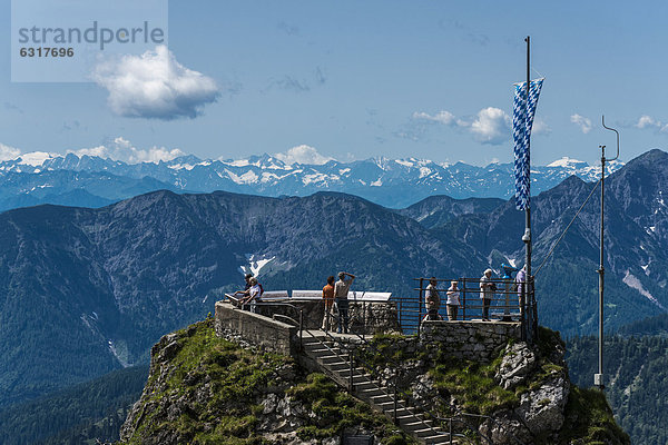 Aussichtsplattform auf dem Wendelstein mit Alpenpanorama  Mangfallgebirge  bayrische Alpen  Oberbayern  Bayern  Deutschland  Europa