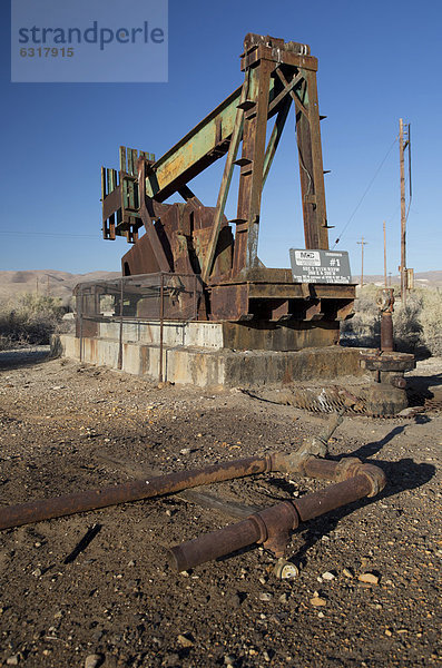 Eine verlassene Ölquelle in den Öl- und Gasfeldern im südlichen San Joaquin Valley  Maricopa  Kalifornien  USA