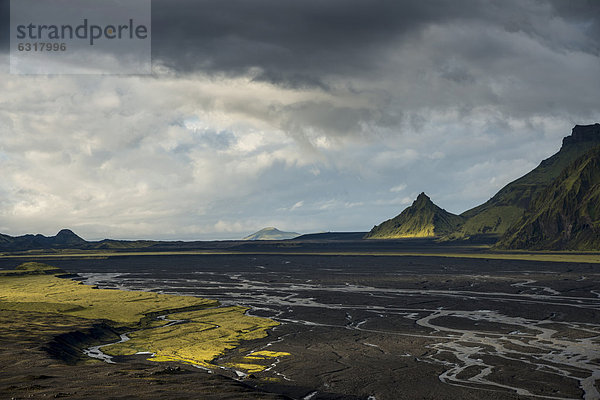 Mit Moos bewachsener Berg Hafursey  Fluss M_lakvÌsl  Südküste  Island  Europa