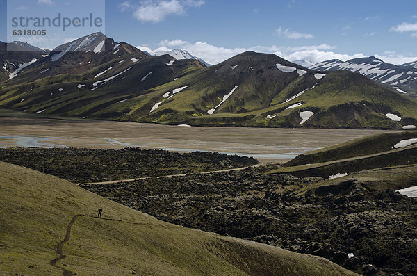 Schneebedeckte Rhyolith-Berge  Lavafeld N·mshraun  Fluss JökulgilskvÌsl  Landmannalaugar  Fjallabak Naturschutzgebiet  Hochland  Island  Europa