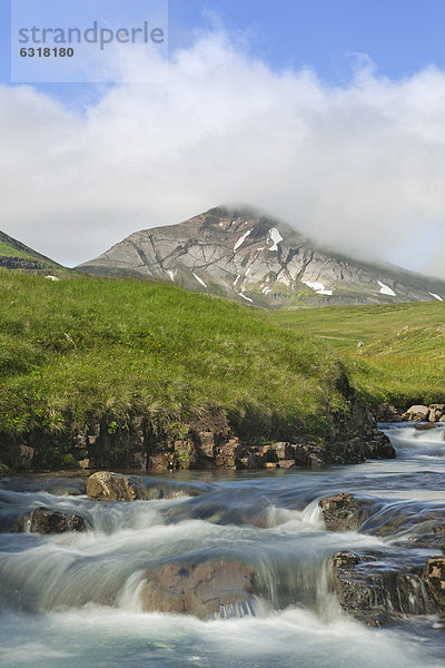 Wildbach und Berg Hvitserkur aus Ignimbritschichten und Intrusionen aus Basalt  F946  Bakkager_i  Island  Europa