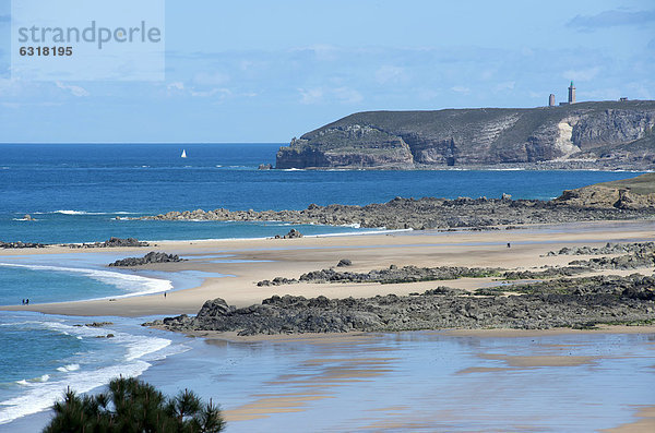 Küste mit Sandstrand und Felsen bei Ebbe  hinten Cap FrÈhel  FrÈhel  DÈpartement CÙtes d'Armor  Bretagne  Frankreich  Europa