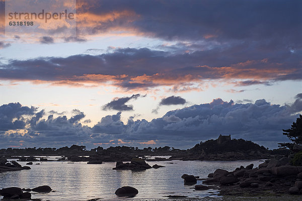 Wolkenformation im Abendrot über der Felsenbucht von Saint-Guirec  Ploumanac'h  Cote de Granit Rose  Bretagne  Frankreich  Europa