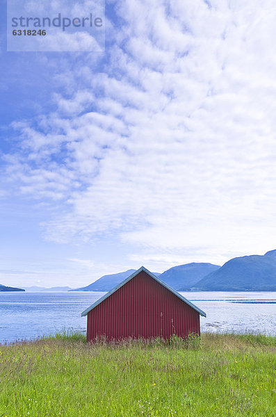 Bootshütte an einem norwegischen Fjord  Norwegen  Europa