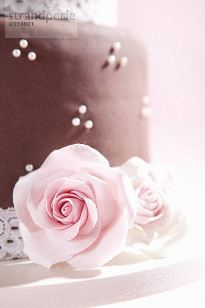 Fondant-Torte mit rosa Rosen