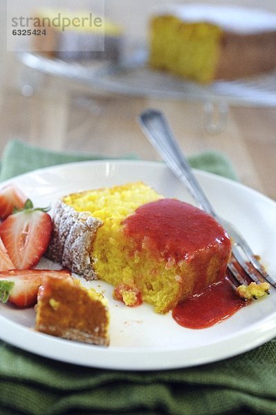 Ein Stück Reiskuchen mit Erdbeeren & Erdbeersauce