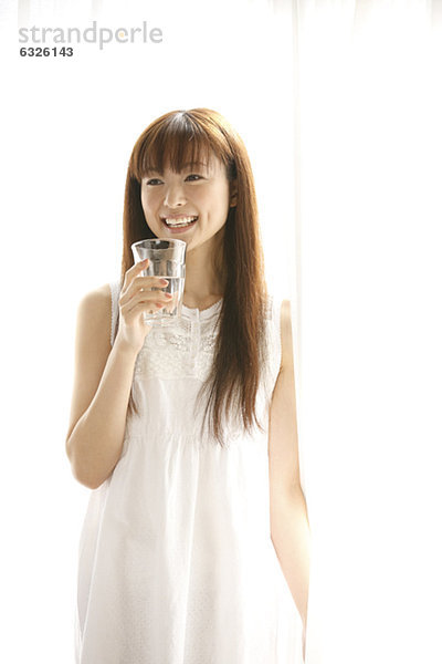 Frau  Fröhlichkeit  Glas  halten  trinken  japanisch