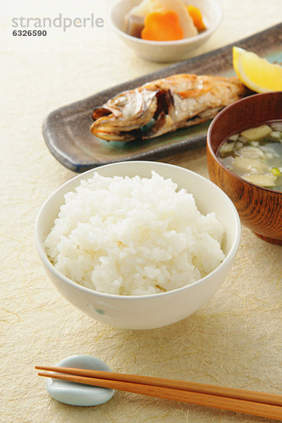 gekocht  Fisch  Pisces  Eßstäbchen  Reis  Reiskorn