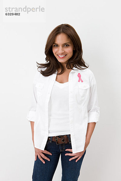 Frau trägt ein Brustkrebs-Aufklärungsband