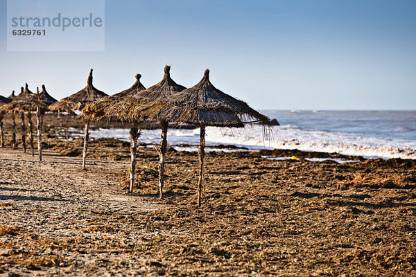 Sonnenschirme am Strand der Insel Djerba  Tunesien