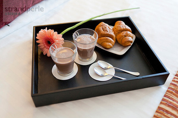 Frühstückstablett mit Kaffee und Criossants