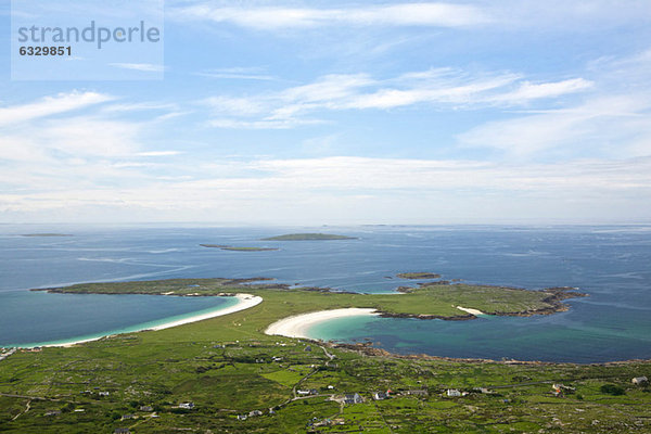 Erhöhter Blick auf Dog's Bay und Gorteen Bay von Errisbeg  Connemara  Republik Irland