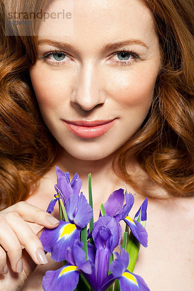 Frau mit violetten Blumen