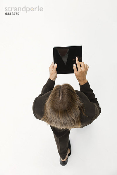 Frau mit digitalem Tablett beim Gehen  Draufsicht