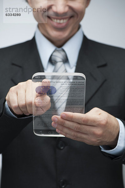 Geschäftsmann liest Nachrichten auf fortgeschrittenem digitalem Tablett  beschnitten