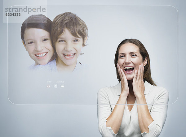 Frau bei der Videokonferenz mit Kindern mit moderner Touchscreen-Technologie