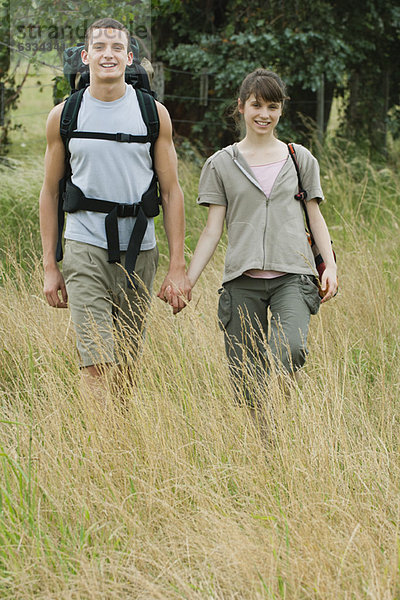 Junges Paar auf Wanderung  Händchen haltend