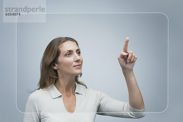 Frau mit großem transparentem Touchscreen