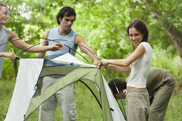 Junge Camper bauen Zelt auf