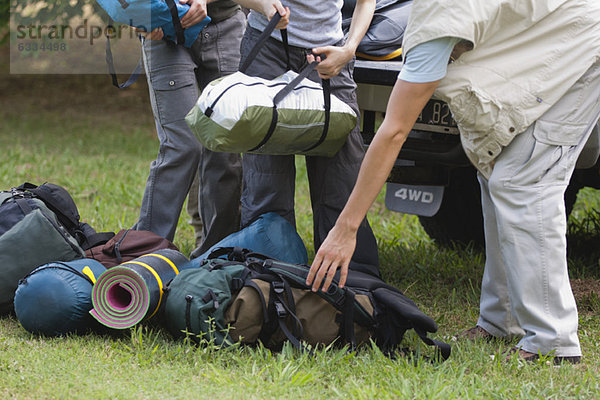 Camper beim Entladen von Campingausrüstung  niedrige Sektion