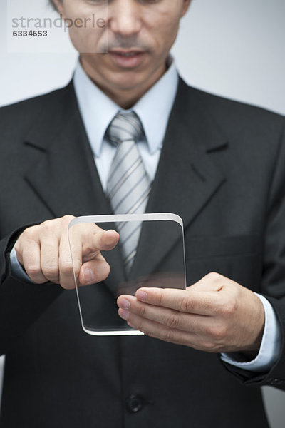Geschäftsmann mit transparentem digitalem Tablett
