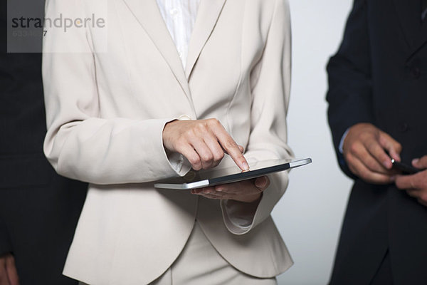 Geschäftsfrau zeigt Kollegen digitales Tablett  beschnitten