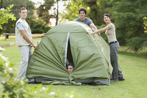 Junge Camper zelten auf dem Feld