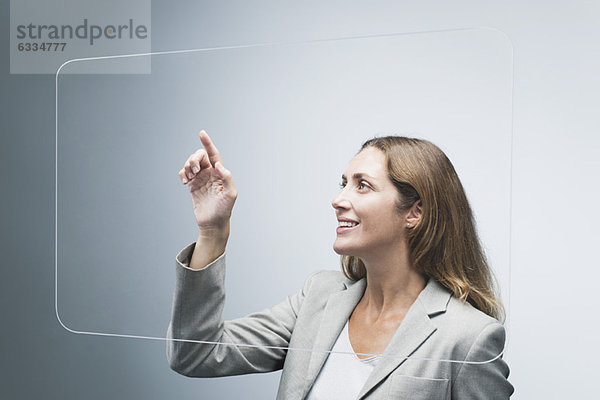 Geschäftsfrau mit großem transparentem Touchscreen