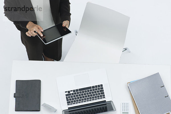 Geschäftsfrau am Schreibtisch mit digitalem Tablett  hohe Blickwinkel