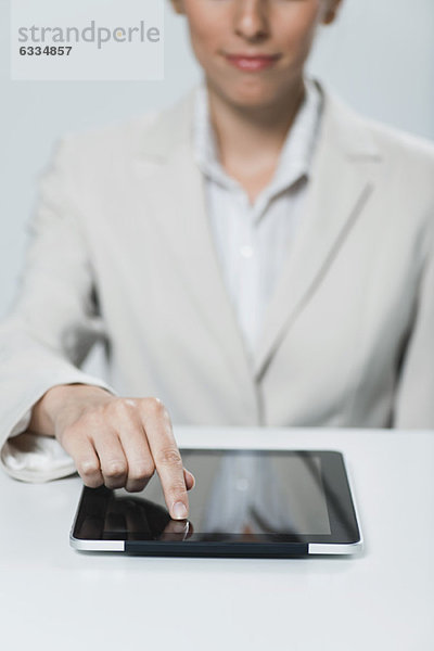 Geschäftsfrau mit Touchscreen auf digitalem Tablett