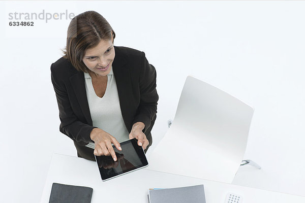 Geschäftsfrau mit digitalem Tablett  hoher Blickwinkel