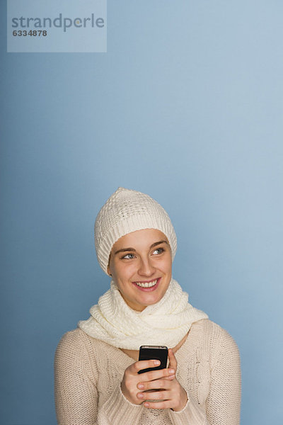 Junge Frau SMS mit Handy  Portrait