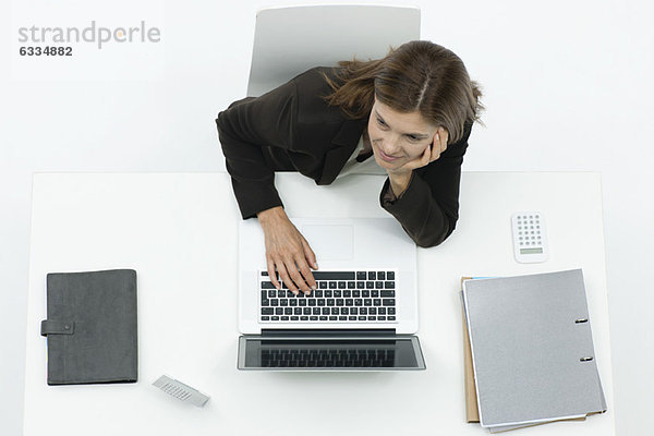Geschäftsfrau träumt am Schreibtisch