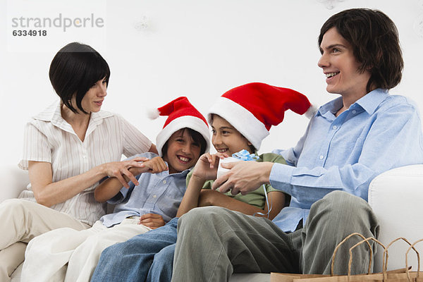 Familie feiert gemeinsam Weihnachten