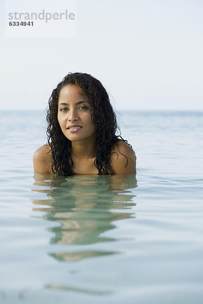 Junge Frau im Wasser  Portrait