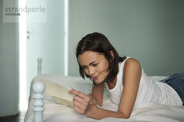 Frau auf dem Bett liegend  Leserbrief