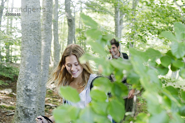 Junges Paar beim Wandern im Wald