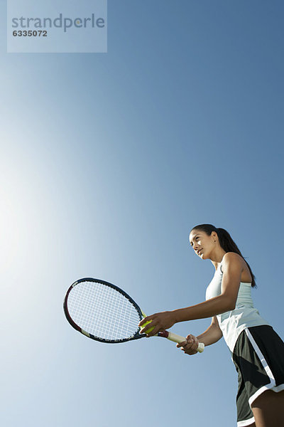 Tennisspielerin Servierball  Blickwinkel niedrig