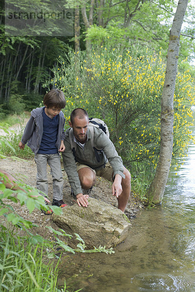 Vater und Sohn am Fluss