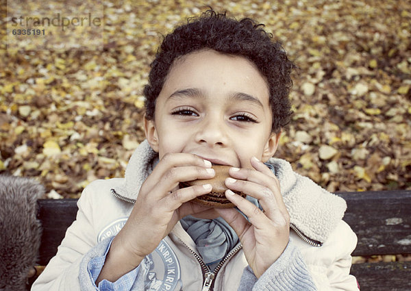 Junge isst Makrone  Portrait