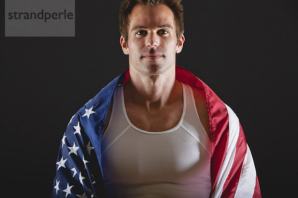 Athlet mit amerikanischer Flagge  Portrait