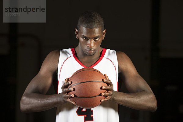 Basketballspieler mit Basketball  Portrait