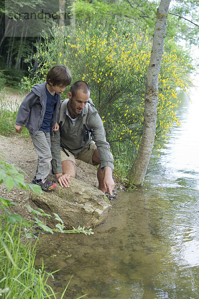Vater und Sohn am Fluss