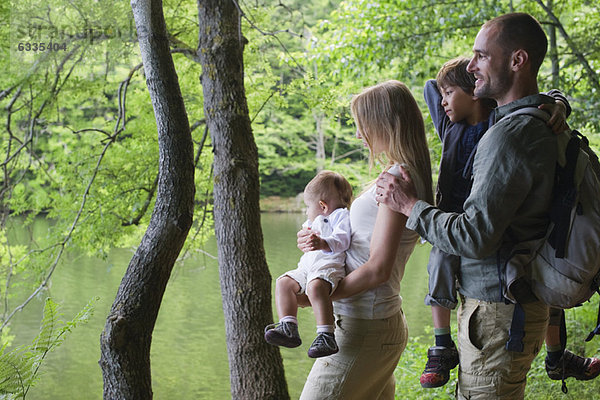Familie im Wald mit Blick auf den Fluss