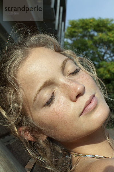 Frau entspannt mit geschlossenen Augen  Portrait