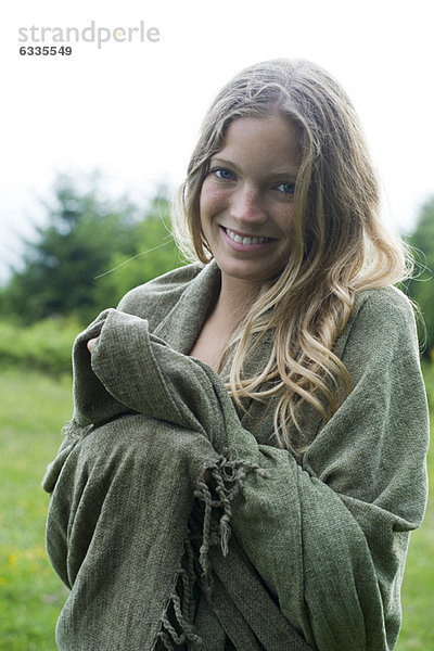 Junge Frau in Decke gehüllt  Portrait